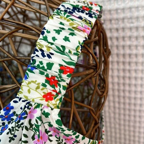 Cabi Beautiful Floral V-Neck Sleeveless Blouse. Size XS. Runs bigger. NWOT. - Picture 2 of 6